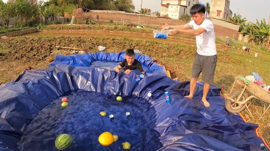 Mới đây, video "Đại tiệc hồ bơi trái cây ướp đá phong cách Dubai và bình dân" của con trai Bà Tân Vlog nhanh chóng thu hút với gần 500 nghìn người xem chỉ sau 1 ngày đăng tải.