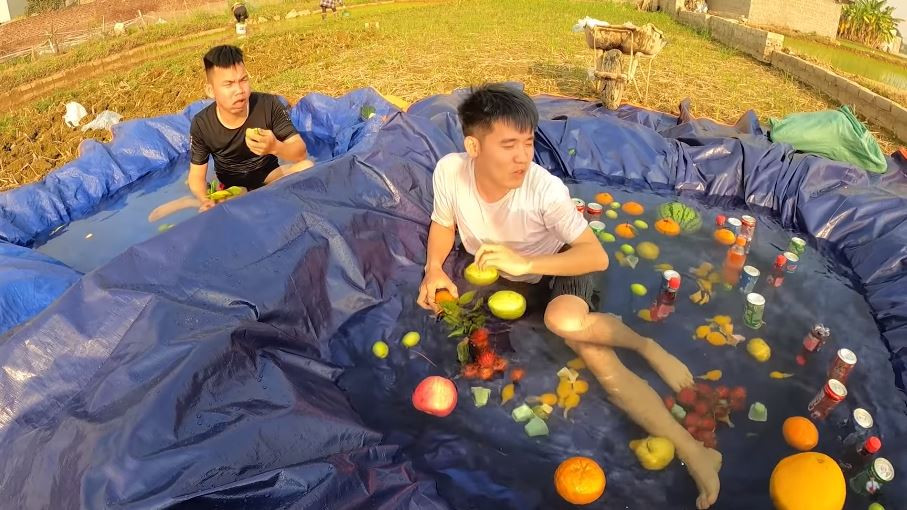 Trong clip, Hưng Vlog mua 3-4 loại nước ngọt, mua các loại trái cây tươi ngon như chôm chôm, dưa hấu, ổi…