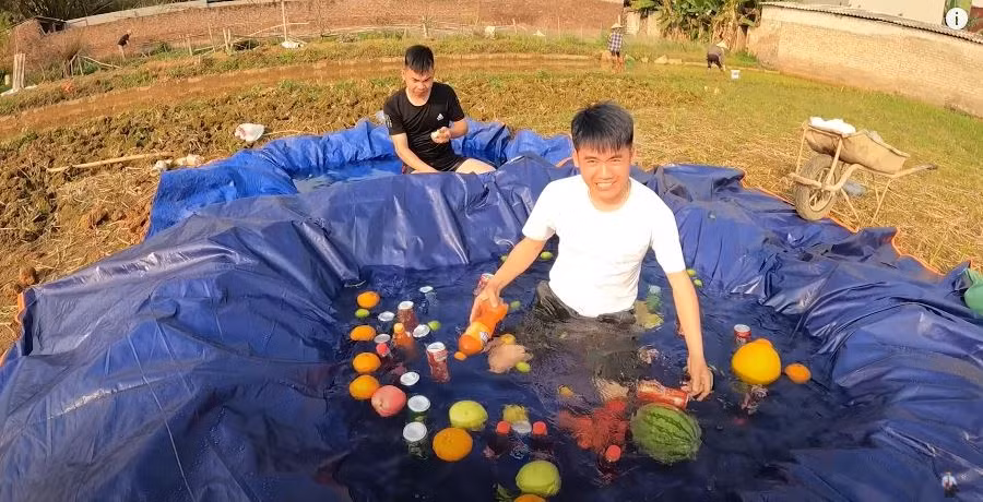 Nội dung của video của Hưng Vlog ơn giản là xoay quanh việc anh chàng và cậu bạn tên Nguyên cùng bốc thăm, nếu bốc vào từ "bình dân" thì sẽ phải thiết kế hồ bơi chỉ với 10.000 đồng, còn nếu bốc vào từ "Dubai" sẽ có 2 triệu đồng tiền mua hoa quả, nước ngọt từ đối phương để làm hồ bơi theo phong cách quý tộc.