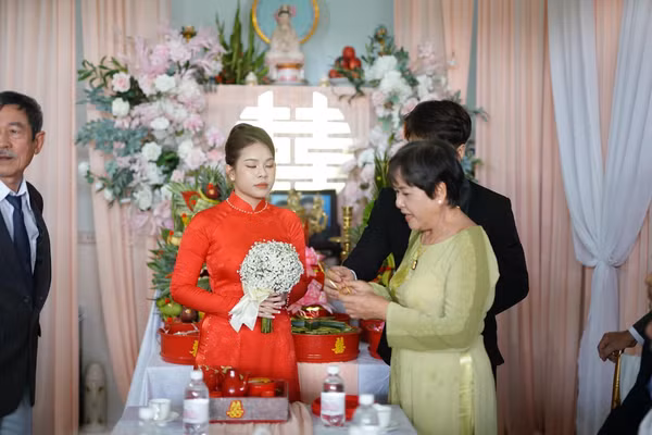 Không những vậy, dù qua bao nhiêu tấm ảnh đi chăng nữa, người có biểu cảm “bất ổn” duy nhất chỉ là cô dâu. Còn những người xung quanh như chú rể, bố mẹ, người thân đều có gương mặt hết sức bình thường.