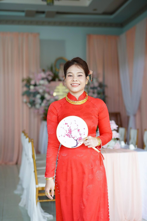 Theo đó, một cô gái tên V.N đã chia sẻ lại những khoảnh khắc nhớ mãi không quên của mình trong buổi lễ ăn hỏi.