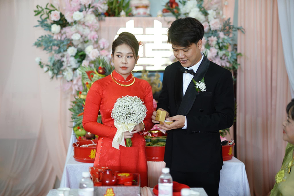 Nhiều người khi nhìn vào không biết nên đổ lỗi cho thợ chụp còn “non tay” hay do cô dâu tự biến bộ ảnh cưới thành tấu hài nữa.