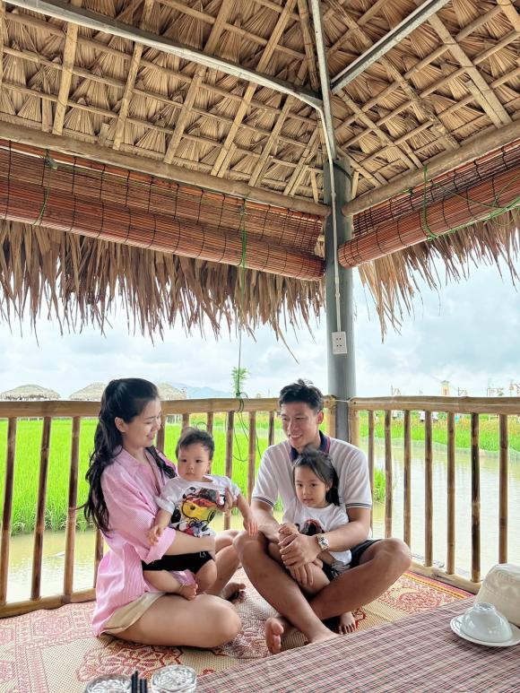 Trung vệ sinh năm 1995 chia sẻ, anh trưởng thành hơn nhiều từ khi lập gia đình. Có hậu phương vững chắc, Ngọc Hải yên tâm phấn đấu cho sự nghiệp.