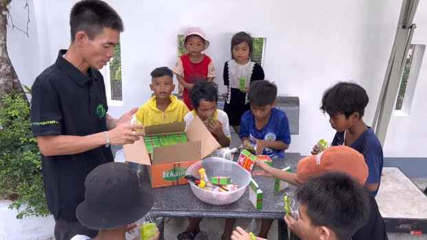 Khi bản thân đã đủ no ấm, anh chăn bò còn trực tiếp đến thăm và giúp đỡ những hoàn cảnh khó khăn xung quanh mình, đặc biệt là các thành viên trong “biệt đội” chăn bò vì ai cũng vất vả.