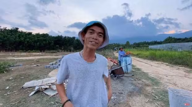 Mẹ Tiết qua đời khi anh mới 6 tuổi, ba không chịu kiếm việc ổn định mà dẫn 2 con lang bạt khắp nơi để ăn xin. Khi ba qua đời, anh em hiện tượng mạng chăn bò này được họ hàng nhận về nuôi rồi lại được thu xếp vào trại mồ côi.