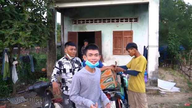 Năm 2020, trong năm đầu tiên sau khi nổi tiếng, Y Tiết gom góp được gần 40 triệu đồng. Anh đã mang hết tất cả ra làm nhà vệ sinh to nhất xóm cho gia đình dì dượng - những người đã nuôi dưỡng, cưu mang mình. Sau đó, anh chăn bò mới bắt đầu gây dựng và vun vén cuộc sống của riêng mình.