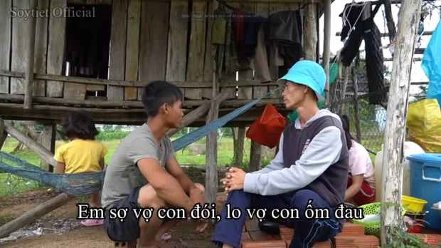 Khi đang học lớp 6, Sô Y Tiết phát bệnh lao phổi, nhiều lần rơi vào cảnh “thập tử nhất sinh” và phải nghỉ học. Sau đó Tiết tiếp tục cuộc sống nương nhờ người thân, đi chăn bò thuê để có cơm ăn qua ngày.