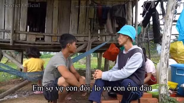 Khi đang học lớp 6, Sô Y Tiết phát bệnh lao phổi, nhiều lần rơi vào cảnh “thập tử nhất sinh” và phải nghỉ học. Sau đó Tiết tiếp tục cuộc sống nương nhờ người thân, đi chăn bò thuê để có cơm ăn qua ngày.