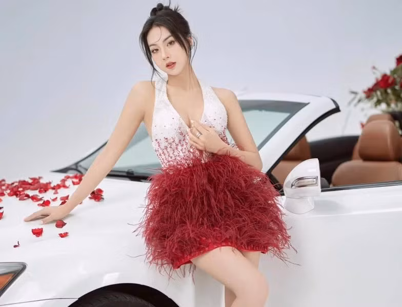 Nga Tây từng là diễn viên ghi dấu trong lòng khán giả với vai diễn trong hài Tết "Đại gia chân đất", "Làng ế vợ", "5S Online".