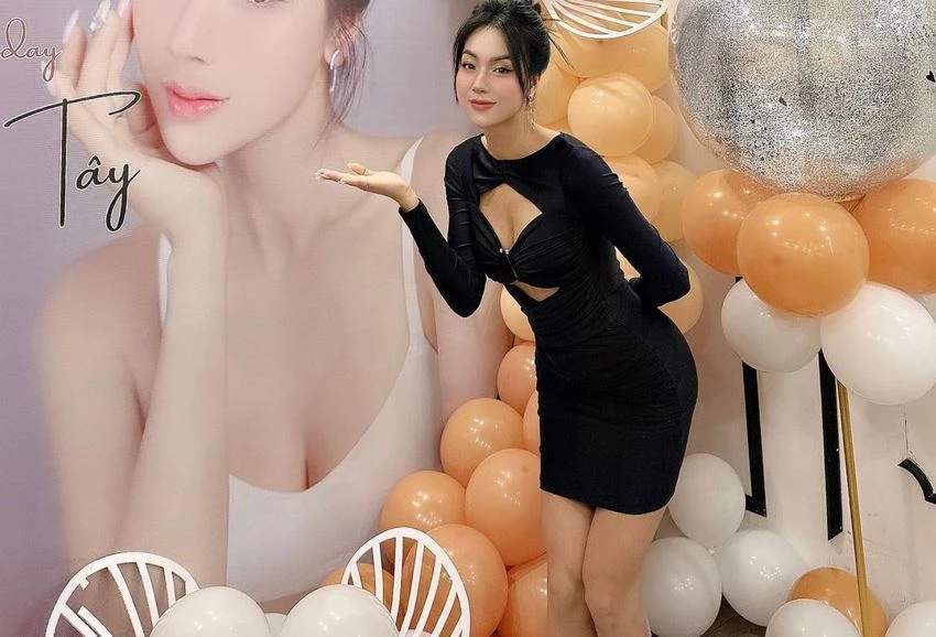 Tuy nhiên, Nga Tây được giới trẻ biết đến nhiều hơn sau bộ ảnh gợi cảm ở Tuyệt tình cốc.