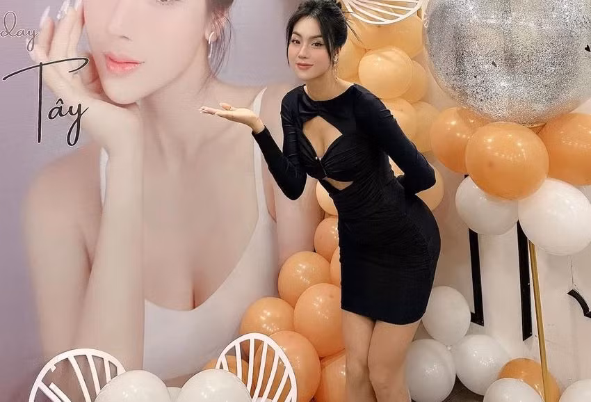 Tuy nhiên, Nga Tây được giới trẻ biết đến nhiều hơn sau bộ ảnh gợi cảm ở Tuyệt tình cốc.