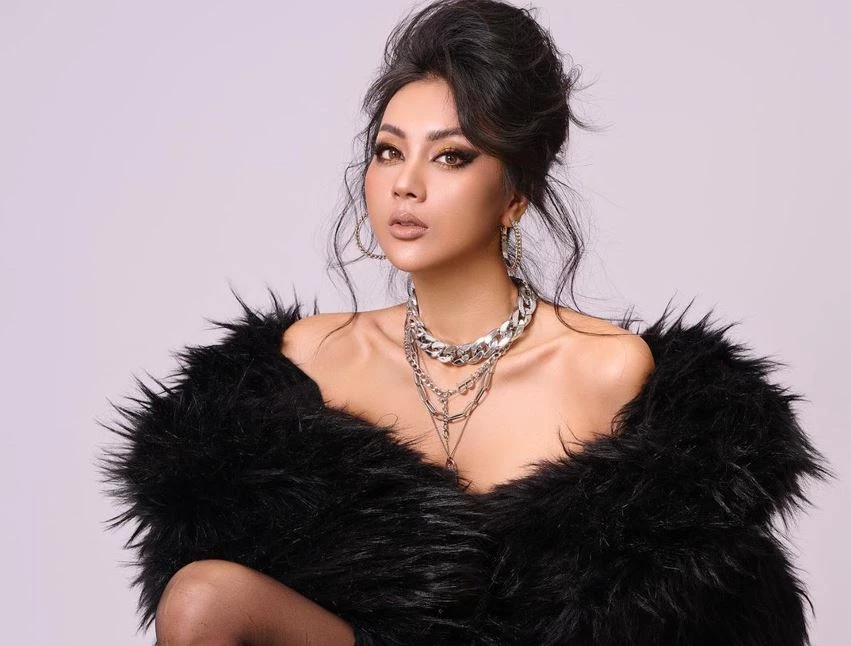 Những bức hình Nga Tây tự chụp luôn gây ấn tượng mạnh với cư dân mạng.