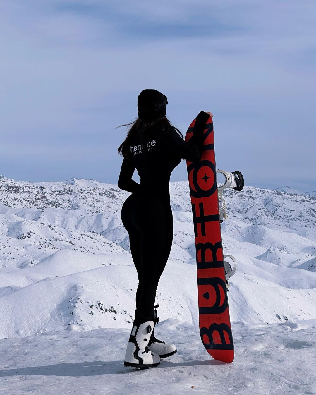 Mới đây, cô có đăng ảnh đi trượt tuyết. Người đẹp phòng tập gym diện thiết kế thể thao màu đen kết hợp với mũ lông và kính mắt.