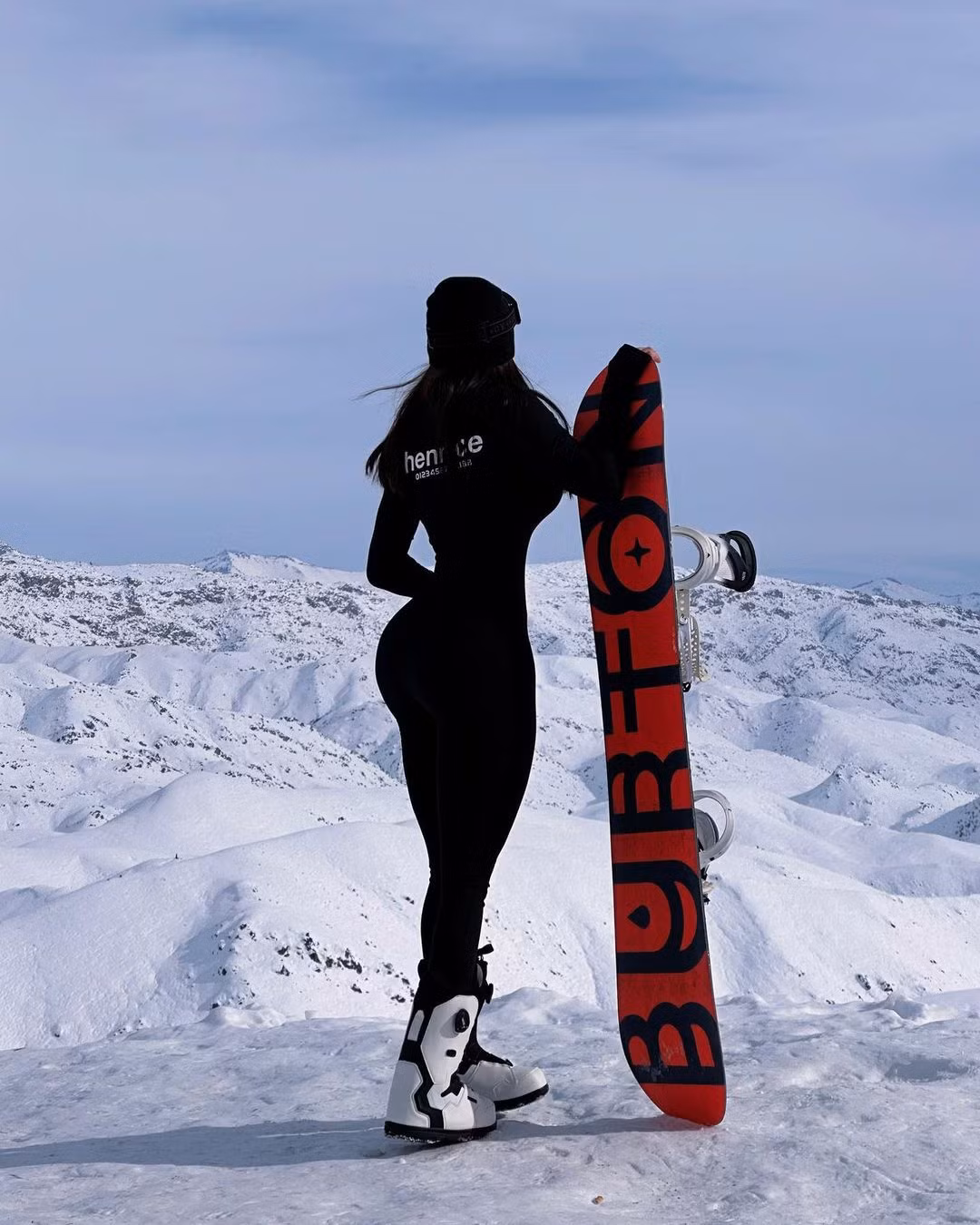 Mới đây, cô có đăng ảnh đi trượt tuyết. Người đẹp phòng tập gym diện thiết kế thể thao màu đen kết hợp với mũ lông và kính mắt.