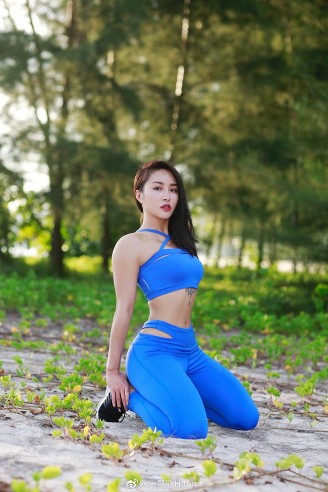 Trang phục được Dục Hân chọn tuy đơn giản, màu sắc cũng không sặc sỡ nhưng vẫn giúp gái xinh trở nên nổi bật.