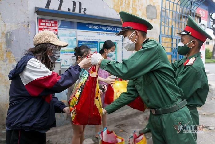 TP.HCM: Nguoi khoi benh hoac da tiem 1 mui vac xin co the duoc ra duong-Hinh-3