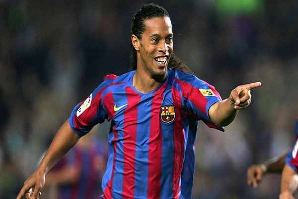 Ronaldinho bi bat vi dung ho chieu gia