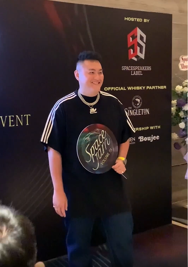 Với vóc dáng nổi bật, Fabo Nguyễn nhanh chóng được người hâm mộ quan tâm và xin chữ ký.