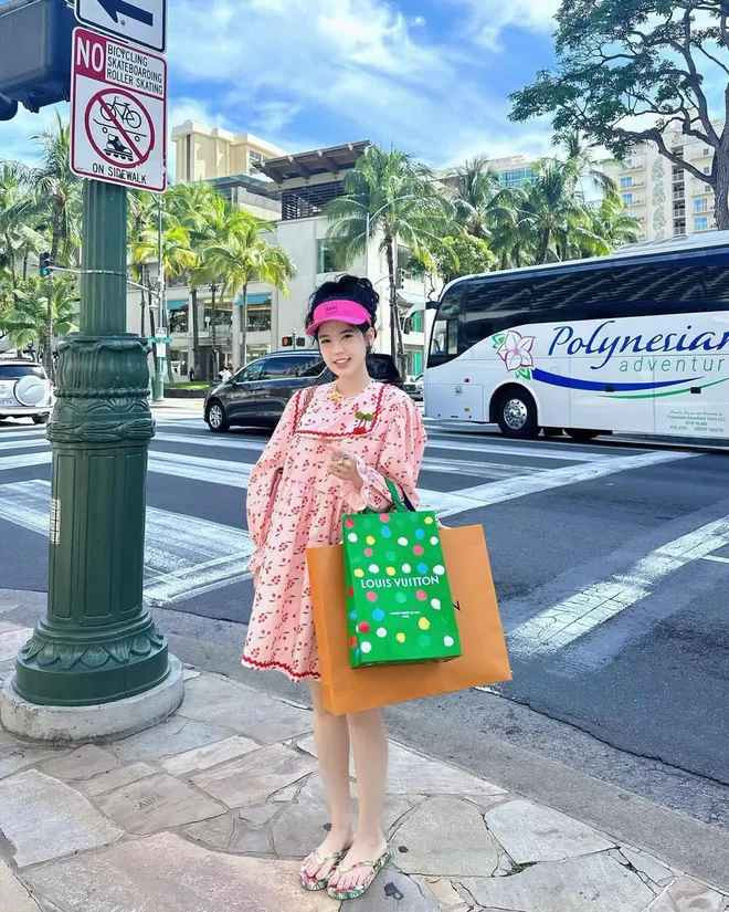 Theo nhiều người nhận xét, trong hình ảnh trên mạng, Vân Tiny gợi cảm, quyến rũ hơn