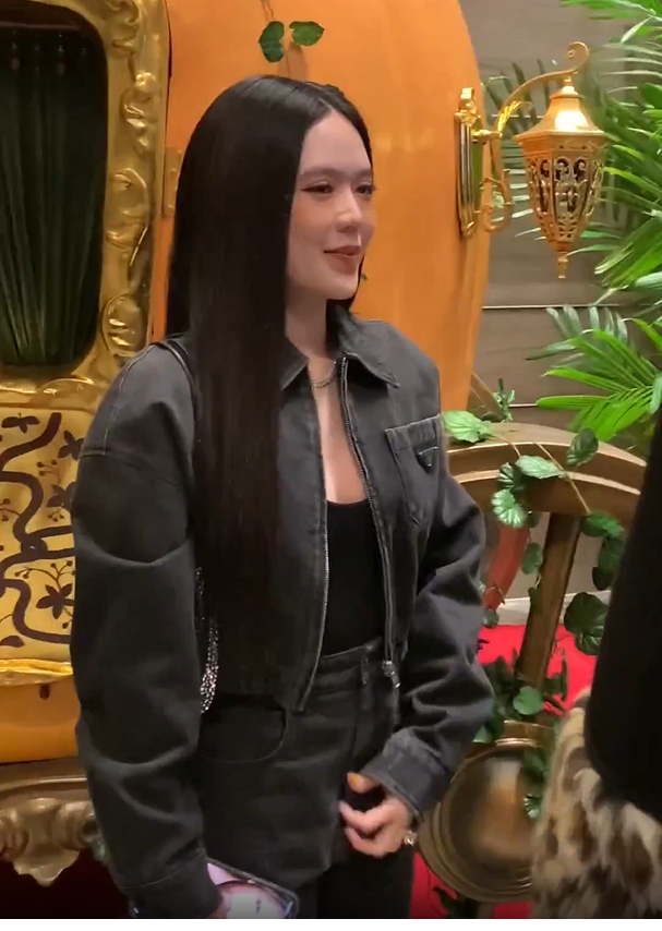 Trong khi đó Vân Tiny gây ấn tượng với vẻ ngoài rạng rỡ, kiên nhẫn đứng phía sau chờ chồng nói chuyện với mọi người.