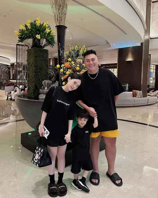 Bên cạnh đó sự chênh lệch chiều cao của cặp đôi cũng khiến nhiều người thích thú bởi Vân Tiny chỉ cao đến vai chồng, vóc dáng cũng rất nhỏ nhắn.