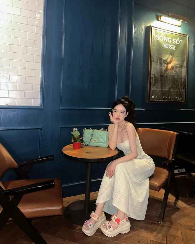 Riêng Vân Tiny có phần bẽn lẽn, dễ thương hơn so với những hình ảnh được chính chủ đăng tải trên trang cá nhân.