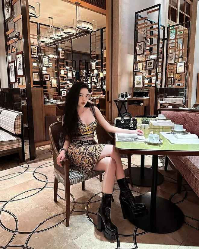 Tuy nhiên dù là quyến rũ như ảnh "sống ảo" hay biểu cảm ngại ngùng, dễ thương như ngoài đời thì hot girl 9X vẫn ghi điểm tuyệt đối vì nhan sắc xinh đẹp.