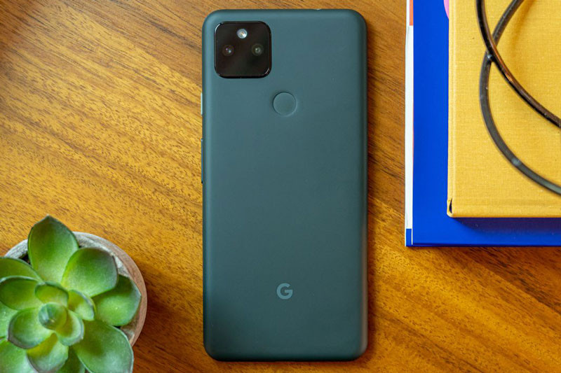 Dung lượng pin tăng lên mức 4.680 mAh (Pixel 4a có pin 3.885 mAh). Viên pin này tích hợp sạc nhanh Power Delivery 2.0 với nguồn ra 18W cùng cổng USB Type-C 3.1 thế hệ thứ 1.