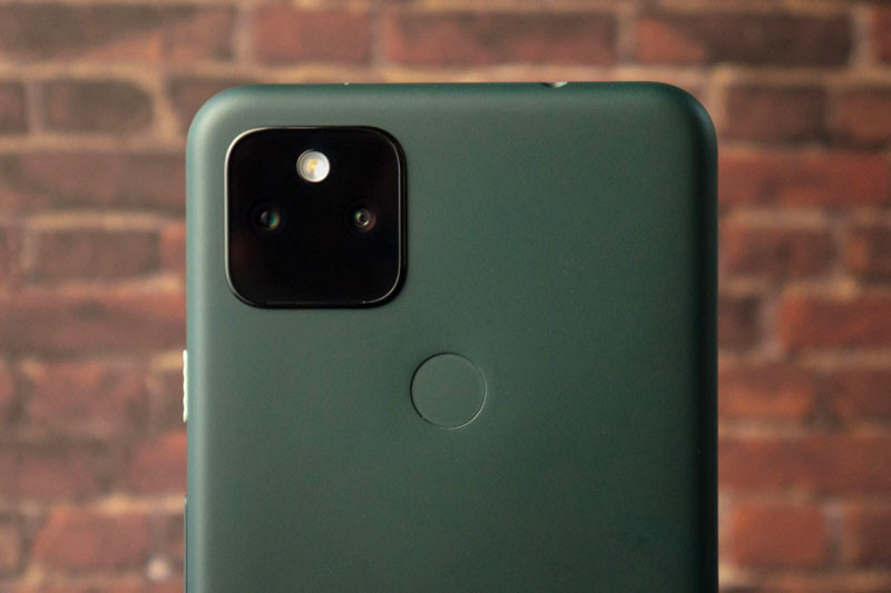 Google Pixel 5a 5G sở hữu 2 camera sau. Trong đó, cảm biến chính 12,2 MP với khẩu độ f/1.7, tích hợp công nghệ chống rung quang học (OIS), lấy nét dual-pixel, lấy nét theo pha. Ống kính thứ hai 16 MP cho góc rộng 107 độ. Pixel 5a 5G có thể quay video 4K tốc độ 60 khung hình/giây.
