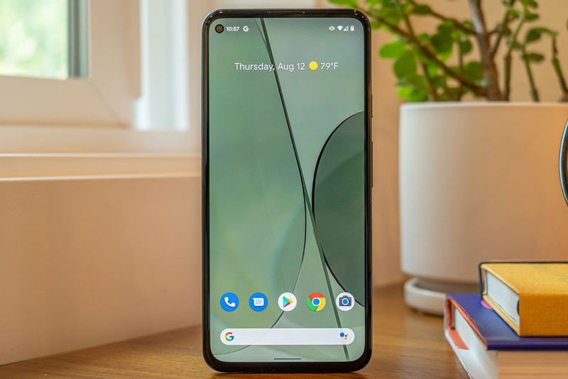 Pixel 5a 5G được trang bị màn hình OLED HDR kích thước 6,34 inch với độ phân giải Full HD Plus (2.400x1.080 pixel) cho mật độ điểm ảnh 413 ppi.