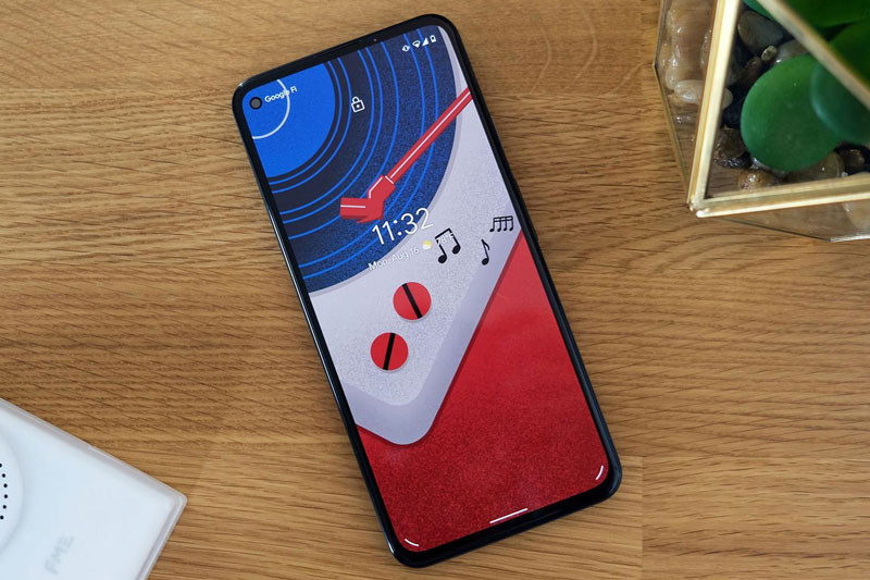 Màn hình này chia theo tỷ lệ 20:9, bảo vệ bằng kính cường lực Corning Gorilla Glass 3 nhưng tần số quét vẫn dừng lại ở mức 60 Hz.