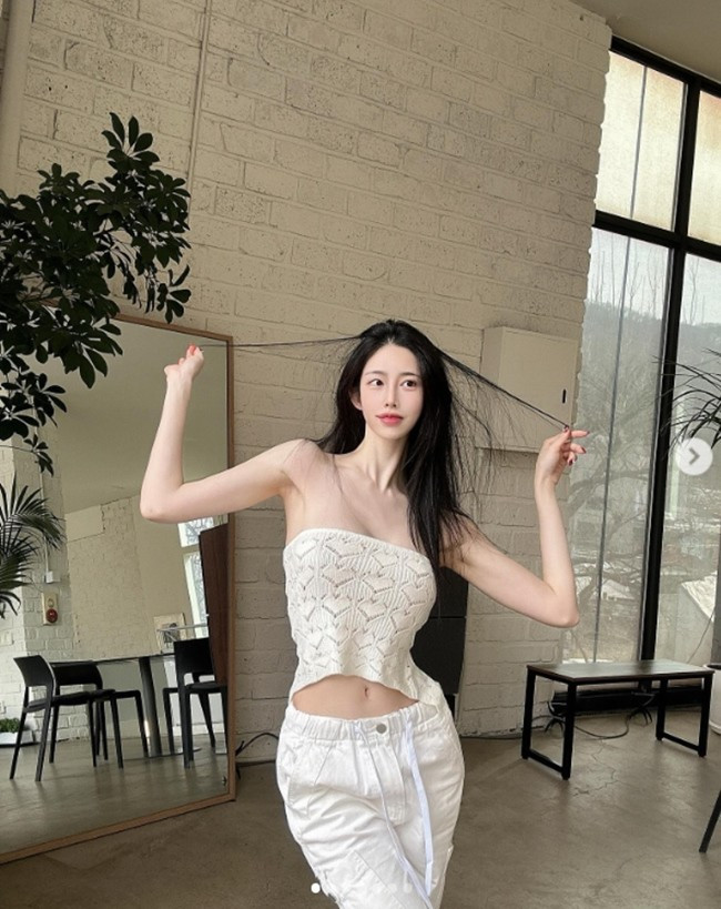 Body như tạc của Ji Y dĩ nhiên không tự nhiên mà có. Nữ blogger cực kỳ nghiêm khắc trong chuyện ăn uống và luyện tập.