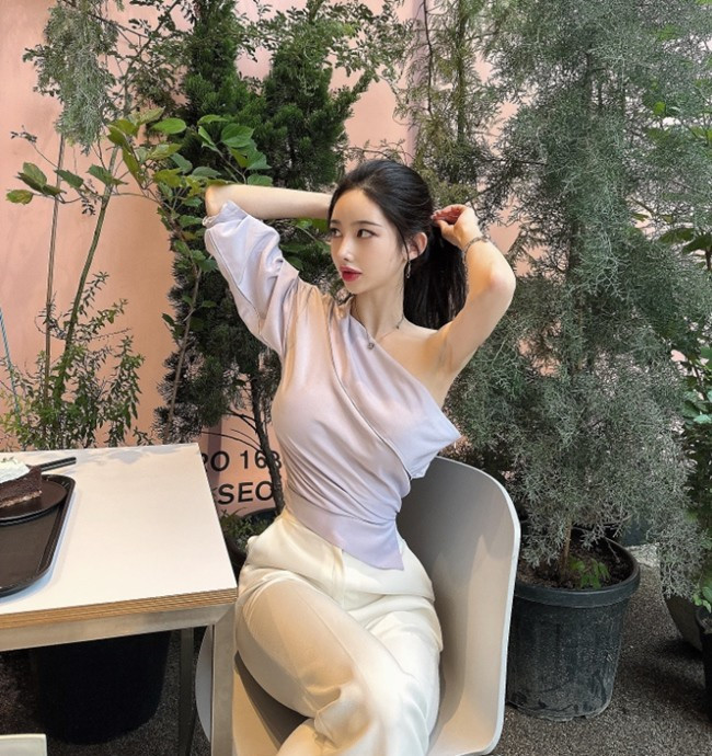 Ji Y sở hữu body đẹp tựa photoshop, mê du lịch và có nhiều bài review đẹp mắt, bổ ích