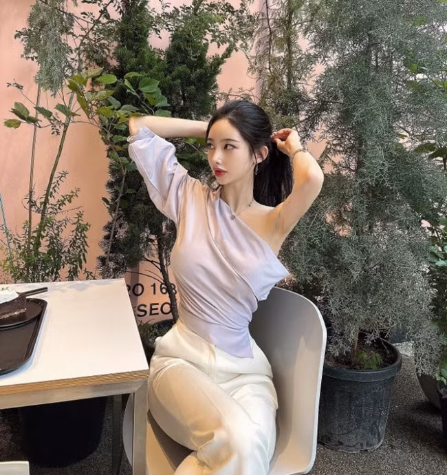 Ji Y sở hữu body đẹp tựa photoshop, mê du lịch và có nhiều bài review đẹp mắt, bổ ích