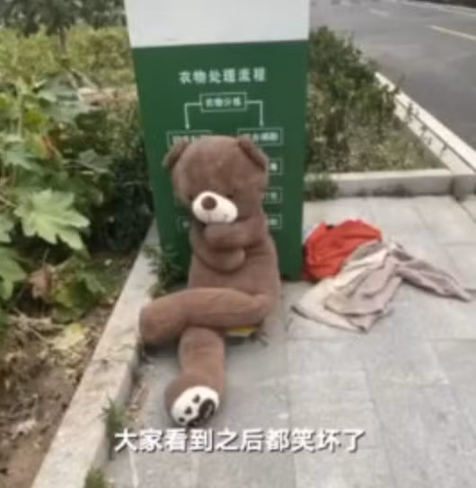 Tuy nhiên, mới đây, hình ảnh một chú gấu bông bị ném vào thùng rác tại học viện y dược Tề Lỗ, Truy Bác, Sơn Đông, Trung Quốc đã thu hút sự chú ý của dân mạng.