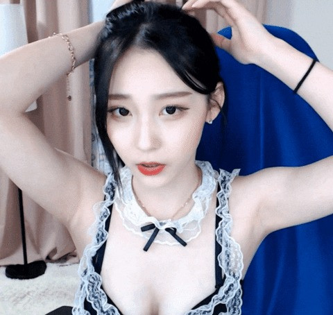 Jiami nhanh chóng thu hút một lượng lớn người hâm mộ, đặc biệt là các fan nam, nhờ vào những màn trình diễn vũ đạo nóng bỏng và các bộ trang phục cosplay gợi cảm, tận dụng triệt để lợi thế ngoại hình của mình.