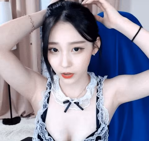 Jiami nhanh chóng thu hút một lượng lớn người hâm mộ, đặc biệt là các fan nam, nhờ vào những màn trình diễn vũ đạo nóng bỏng và các bộ trang phục cosplay gợi cảm, tận dụng triệt để lợi thế ngoại hình của mình.