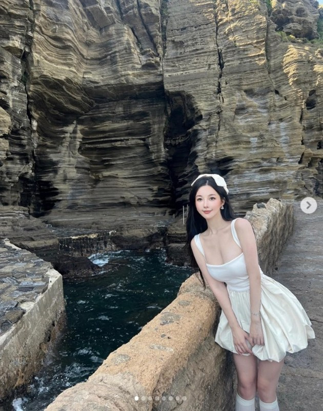 Khi ra ngoài, ngoài mũ để bảo vệ tóc và da mặt, cô nàng cũng mang thêm kính râm để tránh cho đôi mắt, vốn là vùng nhạy cảm nhất, bị lão hóa.