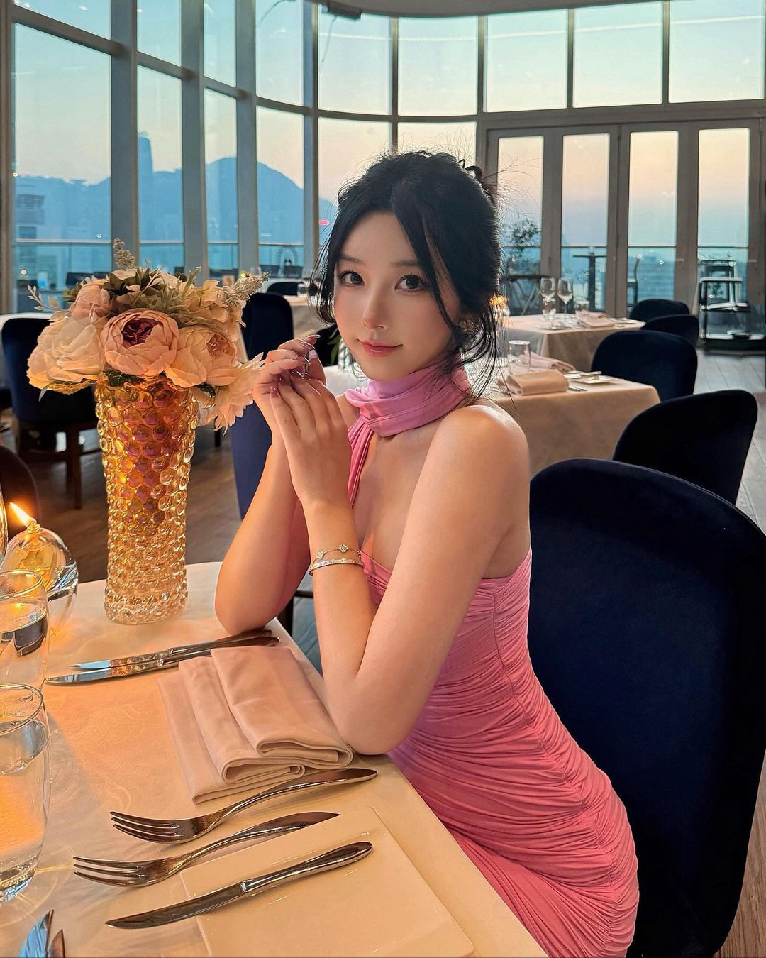 Không những vậy, mái tóc dài tới thắt lưng cùng nước da trắng sứ, gương mặt thanh tú của nàng hot girl Trung Quốc này luôn xuất hiện mỹ miều trong mỗi khuôn hình, khiến người ta không thể rời mắt.