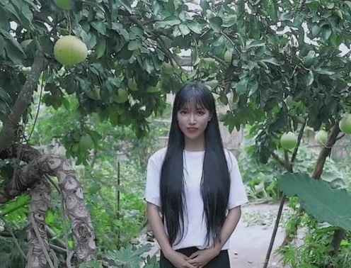 Lý Tử Thất cho biết thêm rằng mình đã đích thân tham gia vào công việc chăm sóc gấu trúc ở khu bảo tồn, cùng nhân viên dọn dẹp rừng tre, quan sát gấu trúc và chuẩn bị đồ ăn.