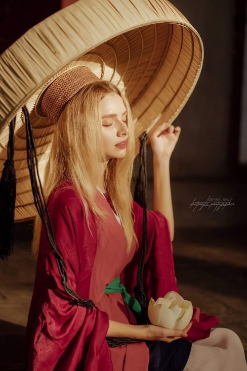 "Mình không cần biết chị này làm đúng hay sai. Nhưng chị quay rồi tung video này lên với mục đích gì? Trong lúc ai cũng cảnh giác dịch bệnh thì những video này rất nhạy cảm" hay "Làm video như vậy rồi bao nhiêu người lại nhìn vào rồi làm như vậy, truyền bá điều không đúng đắn, nên unfollow!"... là những bình luận dân mạng để lại dưới clip "leo rào thông chốt" của An trẻ trâu.