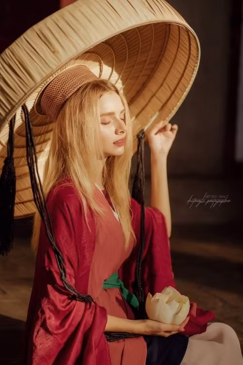 "Mình không cần biết chị này làm đúng hay sai. Nhưng chị quay rồi tung video này lên với mục đích gì? Trong lúc ai cũng cảnh giác dịch bệnh thì những video này rất nhạy cảm" hay "Làm video như vậy rồi bao nhiêu người lại nhìn vào rồi làm như vậy, truyền bá điều không đúng đắn, nên unfollow!"... là những bình luận dân mạng để lại dưới clip "leo rào thông chốt" của An trẻ trâu.