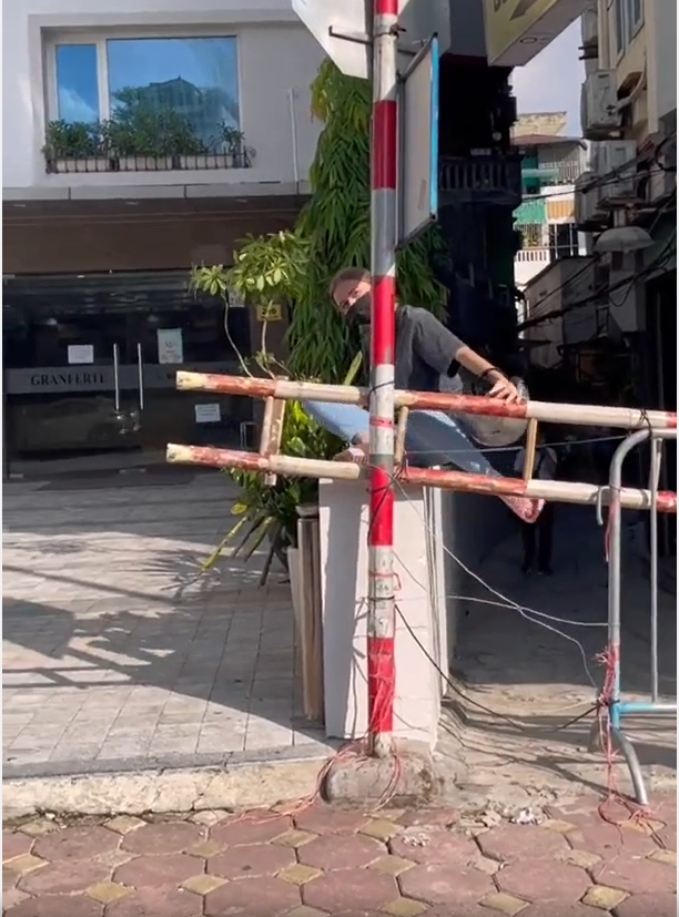 Ở thời điểm giãn cách xã hội theo Chỉ thị 16 ở Hà Nội, hành động này của nữ TikToker người nước ngoài này đã gây ra không ít phản ứng trái chiều trên MXH.