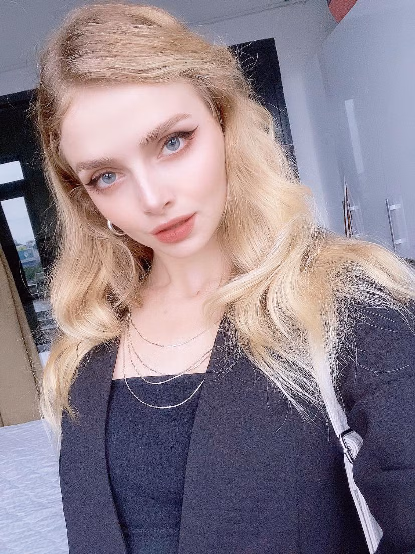 Thậm chí, An trẻ trâu giải thích thêm: "Ngõ tớ không bị cách ly nhé, chỉ là cư dân rào lại để hạn chế người lạ vào. Tớ đi mua đồ ăn + có phiếu nên các bạn đừng lo lắng ạ".