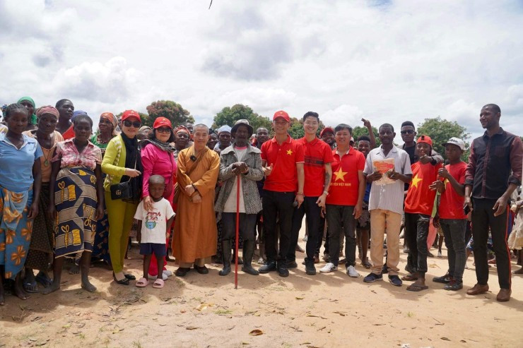 Cách đây vài tiếng, Quang Linh Vlogs đăng tải ảnh ở sân bay và tiết lộ không về kịp để tham gia chương trình ở Khánh Hòa: "Delay ở Ethiopia 1 ngày nữa cả nhà. Xin lỗi mọi người", "Delay Angola 1 ngày giờ đến Ethiopia 1 ngày nữa".