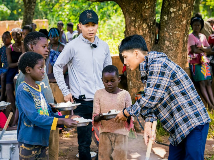 Sau đó Nhật Lệ - chị gái của Quang Linh, cũng livestream và nói thêm: “Hoãn chuyến bay nhưng Quang Linh không muốn mọi người buồn nên không nói. Ngày mai bọn mình cũng chưa biết có bay được hay không, được thì cũng không biết mấy giờ, chỉ biết là phải lên sớm".