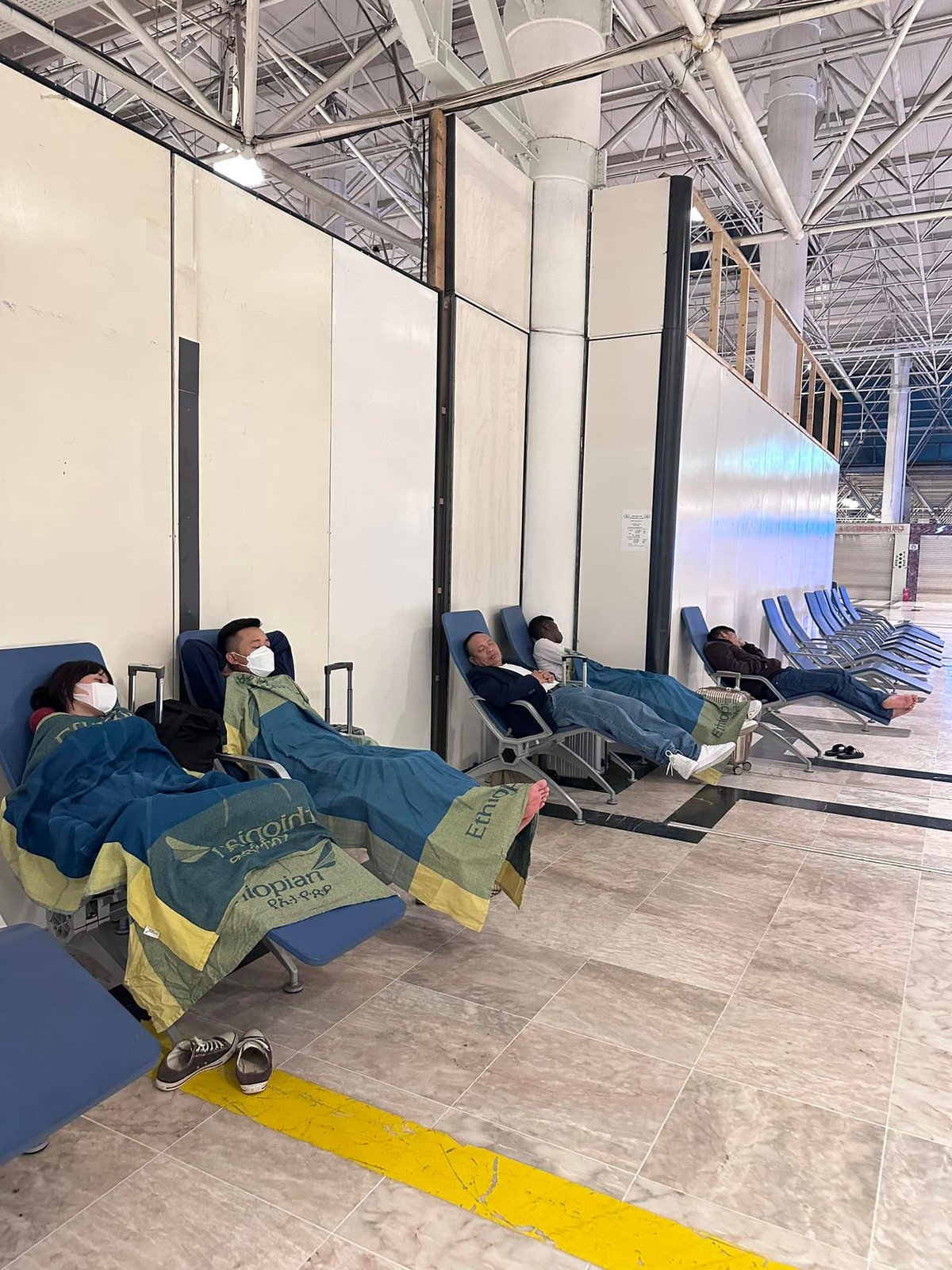 13h hơn bay nhưng 7h theo giờ Angola cả nhóm vẫn chưa biết có về được Việt Nam hay không, sau 9h mới có thông tin nhé mọi người", nam YouTuber nói trên livestream.