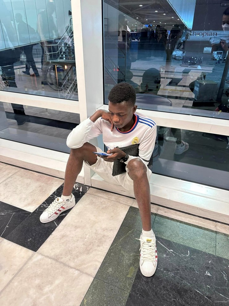 Trên trang cá nhân, Quang Linh Vlogs liên tục cập nhật những hình ảnh ở sân bay và tiết lộ gặp sự cố bị delay (hoãn chuyến bay - tạm dịch): "Không biết người ta sắp xếp cho mình như nào, đây là delay chứ không phải do mình nên không lo mất vé...