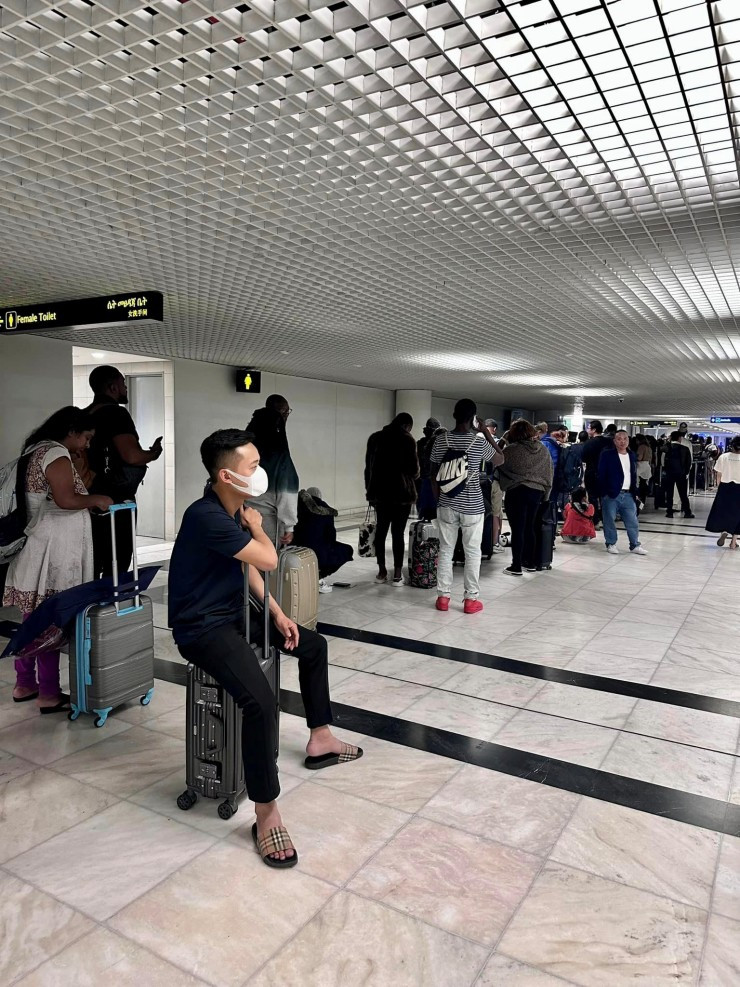 Theo đó, nhóm Quang Linh Vlogs nhận được lời mời từ Bộ Tư lệnh Vùng 4 Hải quân tham gia chương trình Lễ phát động và công bố Hải quân nhận đỡ đầu con ngư dân tại Khánh Hòa. Sau khi xong công việc sẽ về thăm nhà.