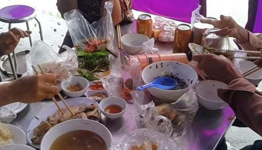 Đồng ý gói phần mang về là không xấu nhưng cần phải cân nhắc tình huống, xem việc gói đồ có phù hợp hay không. Chỉ nên gói khi tất cả mọi người trong mâm đều không dùng nữa, còn thừa thì mới được mang về.